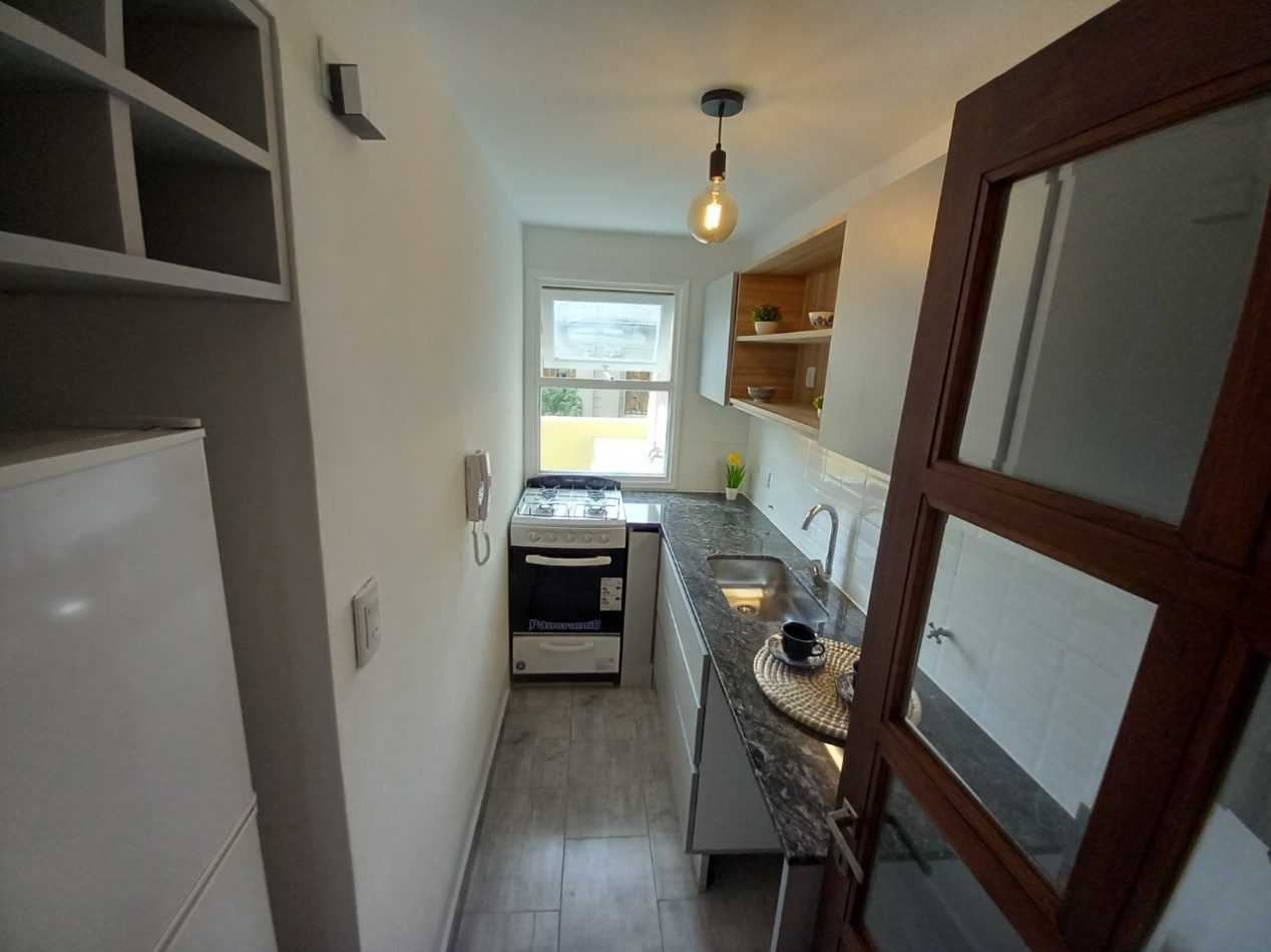 ¡VENTA! Hermoso Departamento de 2 Ambientes con gran terraza envolvente. Totalmente reciclado
