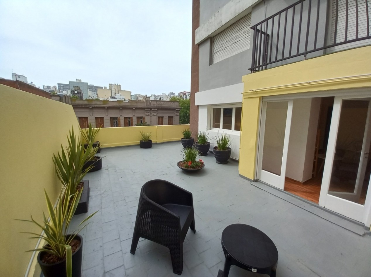 ¡VENTA! Hermoso Departamento de 2 Ambientes con gran terraza envolvente. Totalmente reciclado