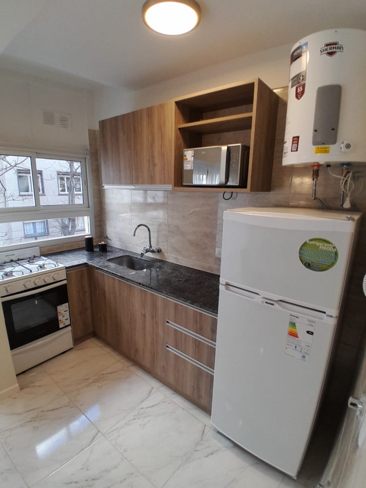 VENTA MONOAMBIENTE CON BALCON SALIENTE- CENTRO-