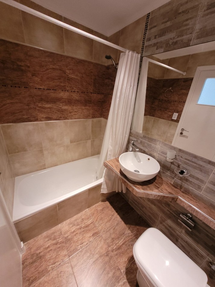 AMBIENTE Y MEDIO EXTERNO CON BALCON FRANCES -CENTRO-