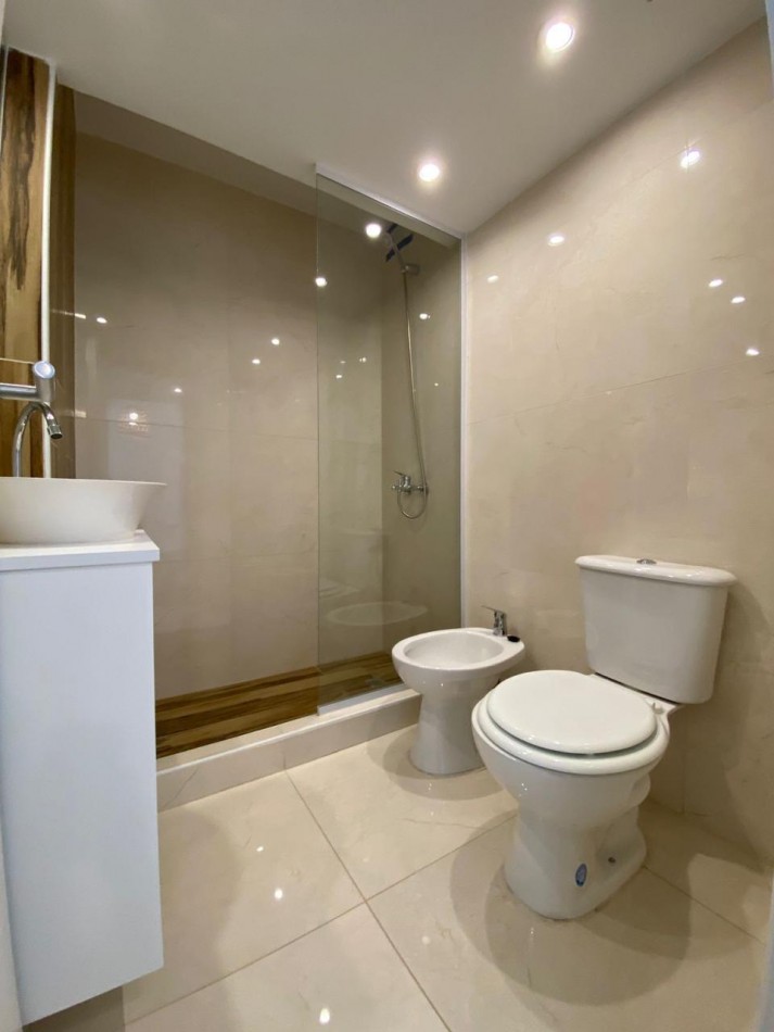 VENTA 3 AMBIENTES A LA CALLE CON BALCON - PLAZA MITRE -