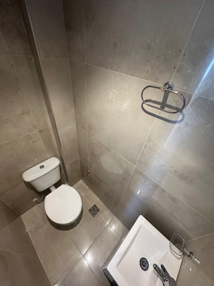 VENTA DOS AMBIENTES CON DEPENDENCIA Y BALCON A LA CALLE- PLAZA COLON-