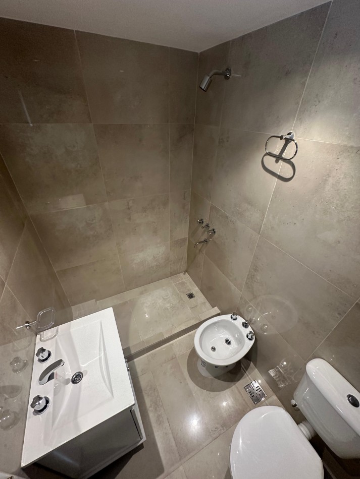 VENTA DOS AMBIENTES CON DEPENDENCIA Y BALCON A LA CALLE- PLAZA COLON-