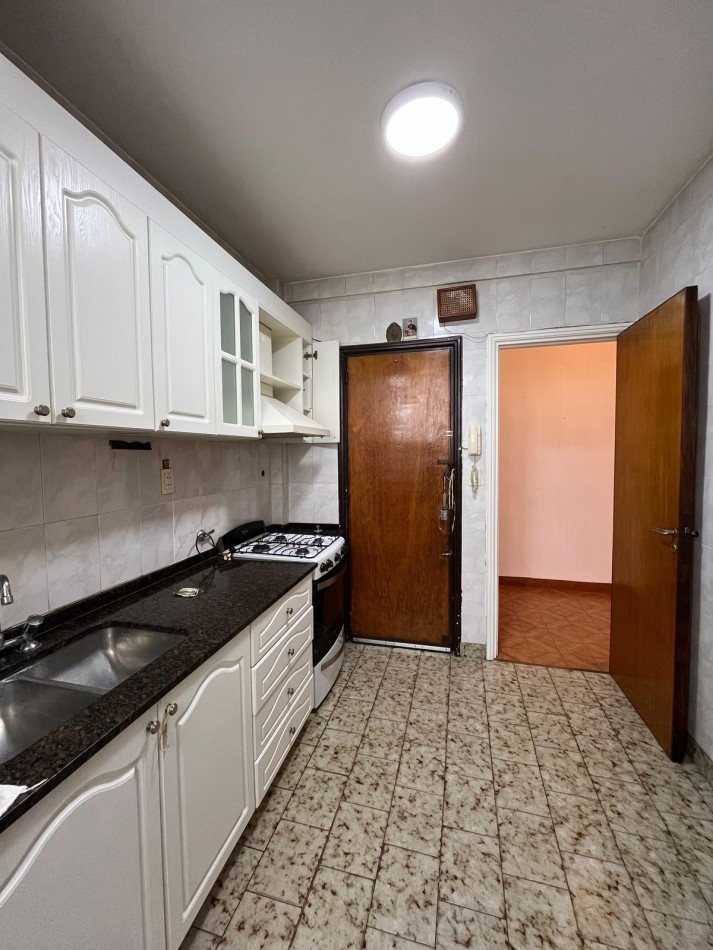 VENTA 3 AMBIENTES CON DEPENDENCIA - PLAZA COLON-