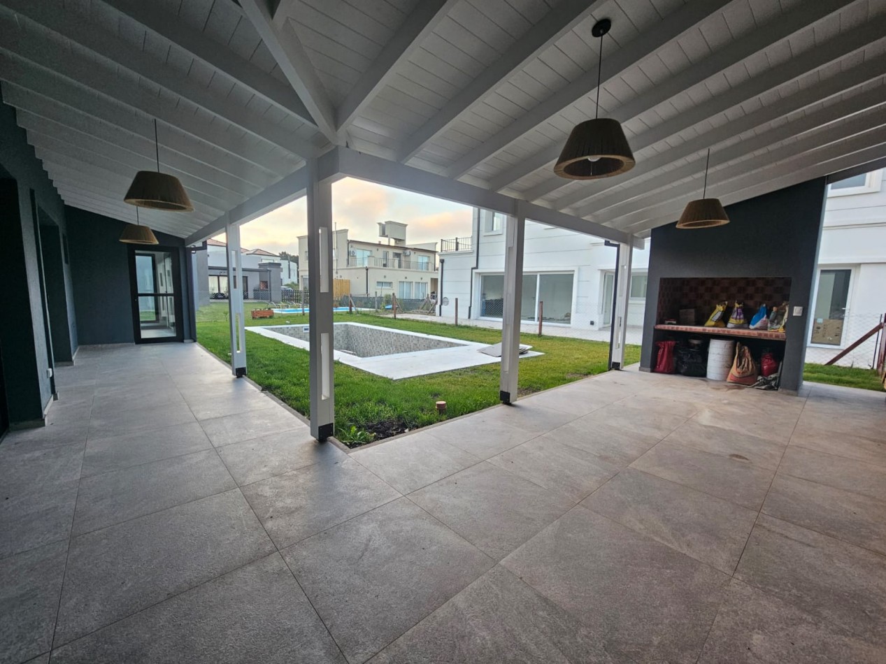 VENTA CASA 4 AMBIENTES - RUMENCO JOVEN-