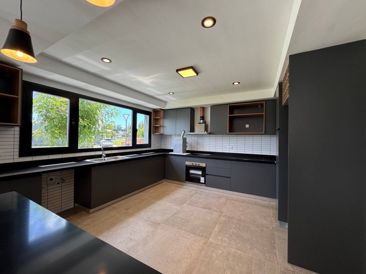 VENTA CASA 4 AMBIENTES - RUMENCO JOVEN-