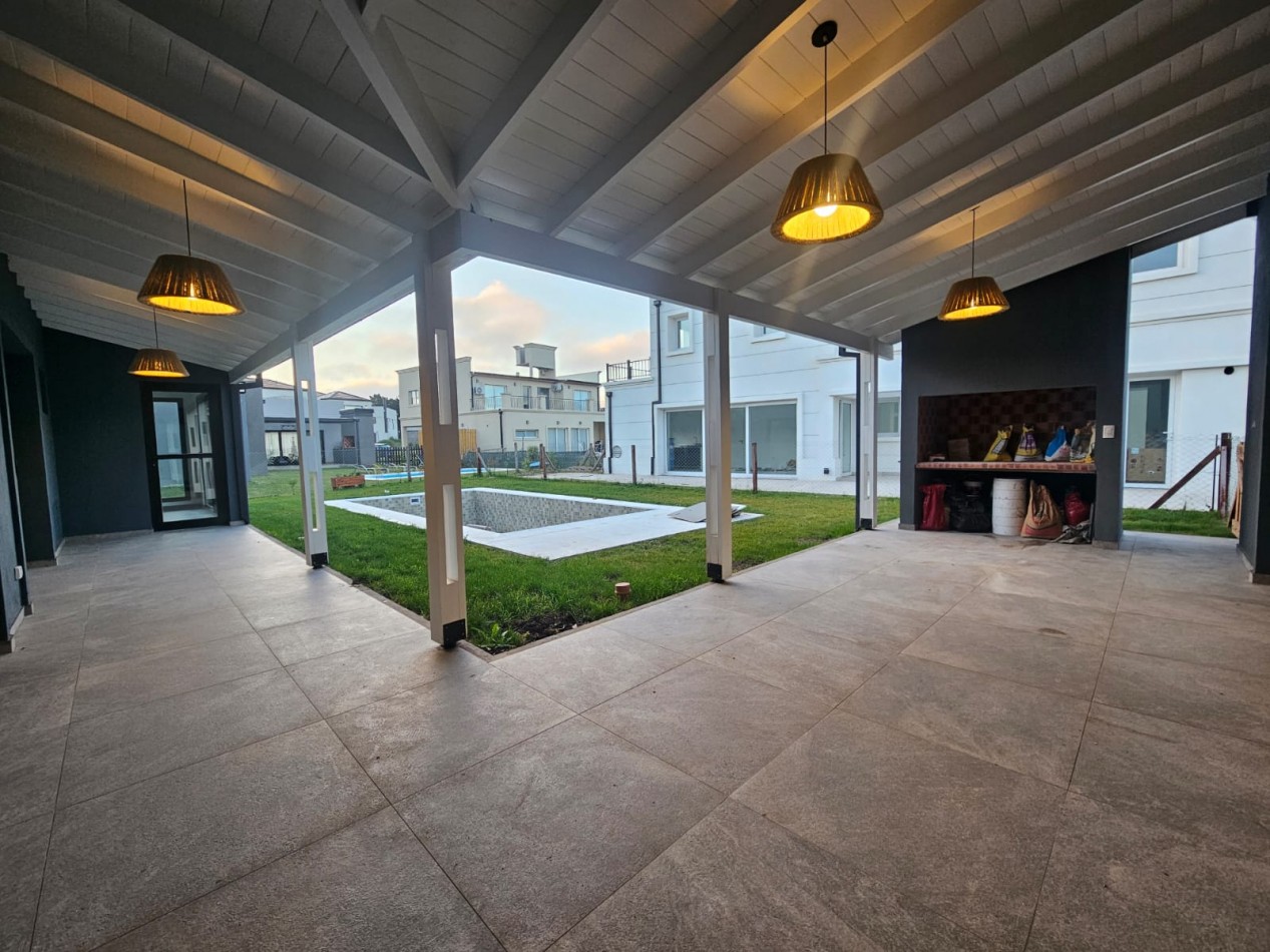 VENTA CASA 4 AMBIENTES - RUMENCO JOVEN-
