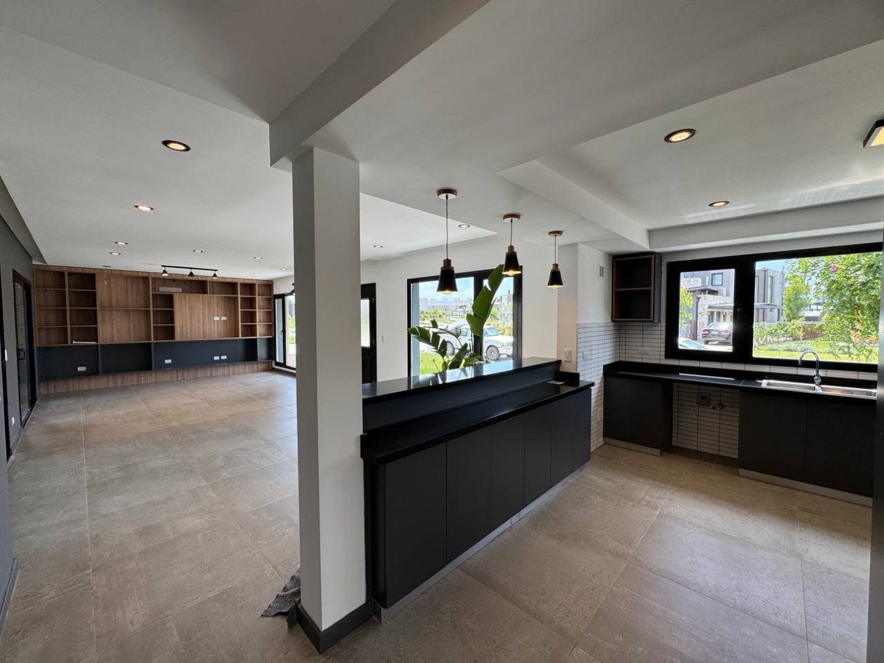 VENTA CASA 4 AMBIENTES - RUMENCO JOVEN-