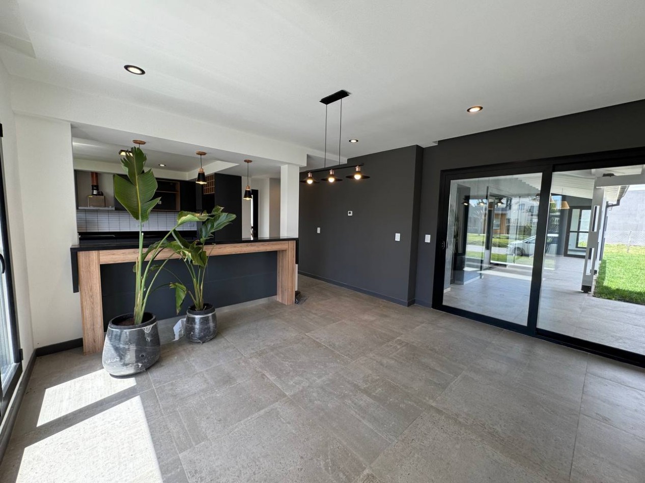 VENTA CASA 4 AMBIENTES - RUMENCO JOVEN-