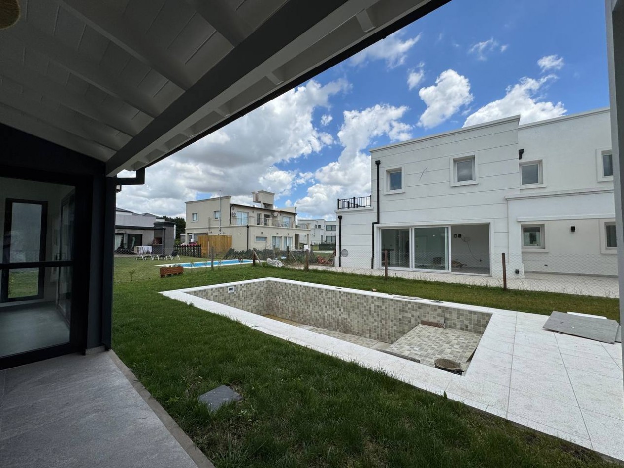 VENTA CASA 4 AMBIENTES - RUMENCO JOVEN-