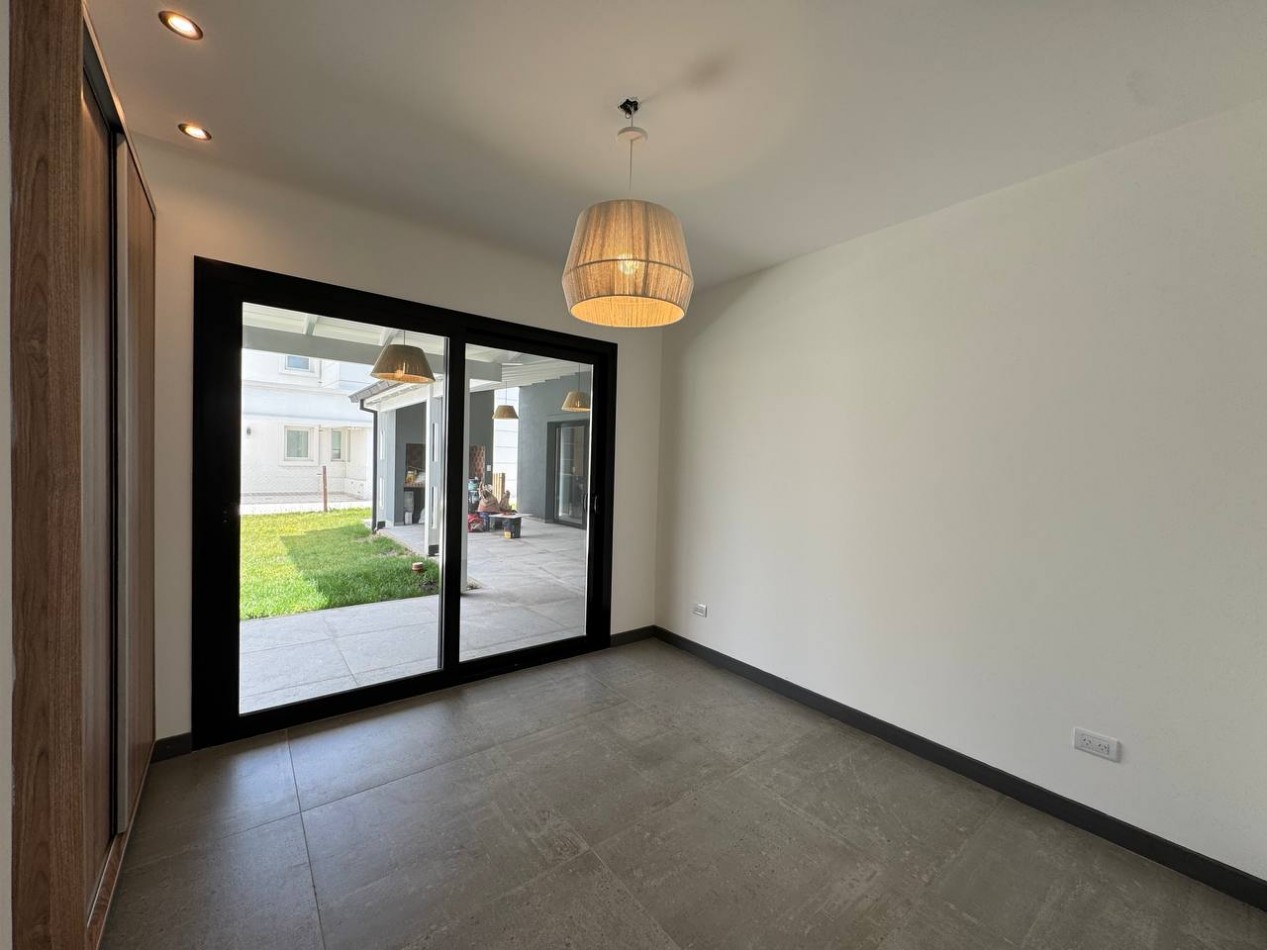 VENTA CASA 4 AMBIENTES - RUMENCO JOVEN-