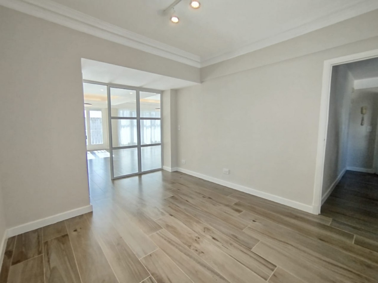 VENTA HERMOSO 4 AMBIENTES RECICLADO CON BALCON - LA PERLA -