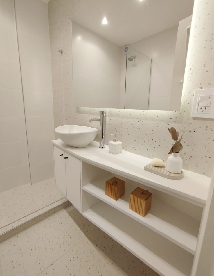 VENTA HERMOSO 4 AMBIENTES RECICLADO CON BALCON - LA PERLA -
