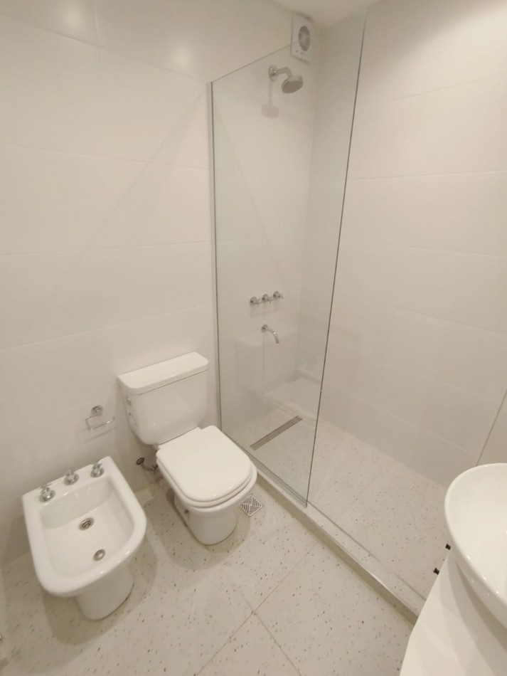 VENTA HERMOSO 4 AMBIENTES RECICLADO CON BALCON - LA PERLA -