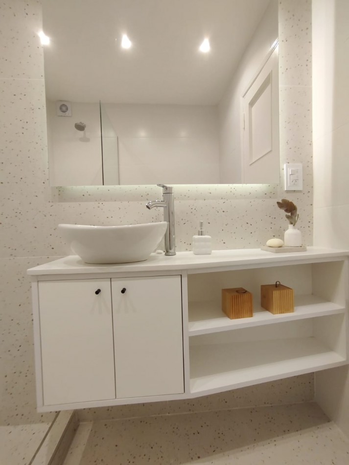 VENTA HERMOSO 4 AMBIENTES RECICLADO CON BALCON - LA PERLA -