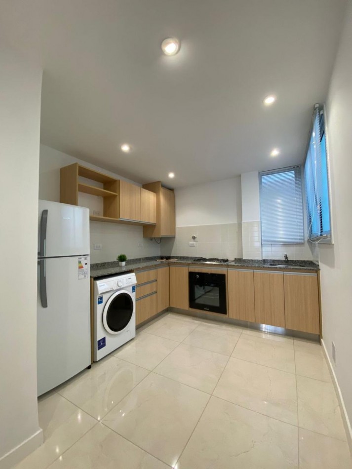 VENTA TRES AMBIENTES CON BALCON Y VISTA LATERAL AL MAR !! - BS AS 2200-