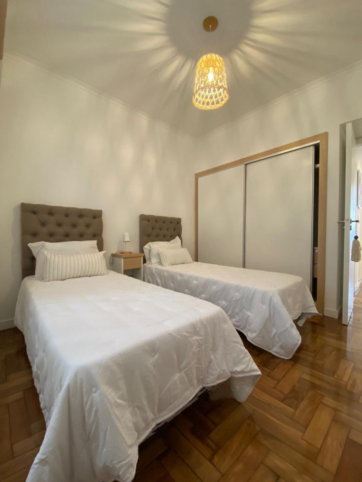 VENTA TRES AMBIENTES CON BALCON Y VISTA LATERAL AL MAR !! - BS AS 2200-