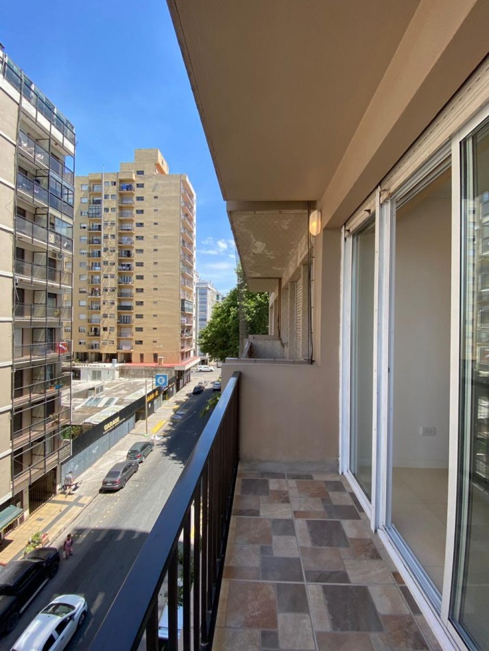 VENTA TRES AMBIENTES CON BALCON Y VISTA LATERAL AL MAR !! - BS AS 2200-