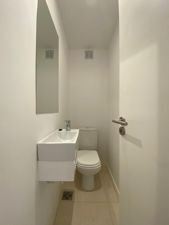 VENTA TRES AMBIENTES CON BALCON Y VISTA LATERAL AL MAR !! - BS AS 2200-