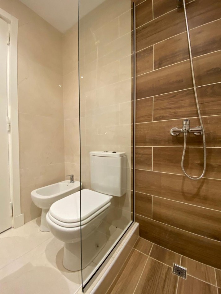 VENTA TRES AMBIENTES CON BALCON Y VISTA LATERAL AL MAR !! - BS AS 2200-