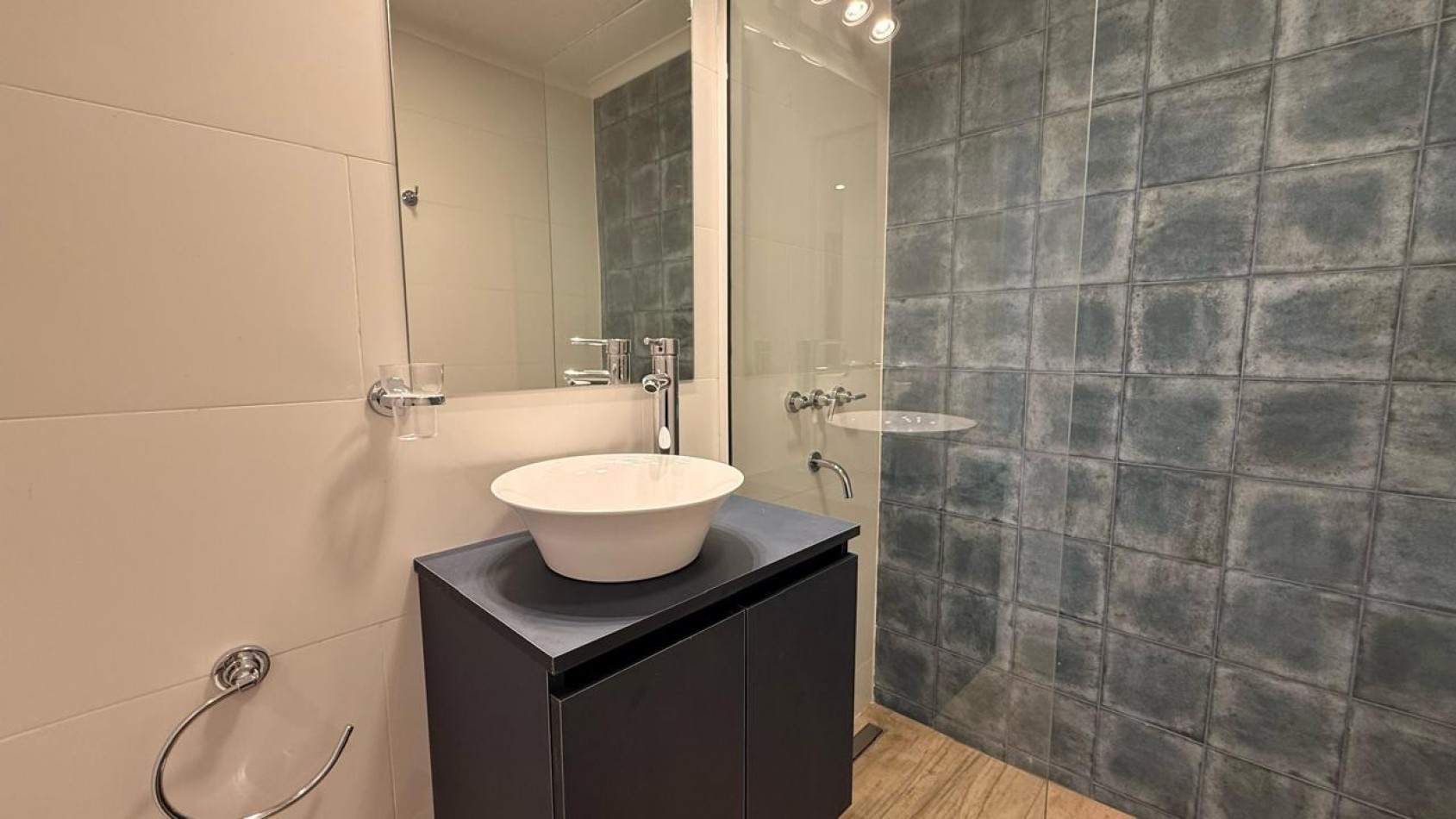 EN VENTA 2 AMBIENTES CON BALCON - PLAZA COLON-