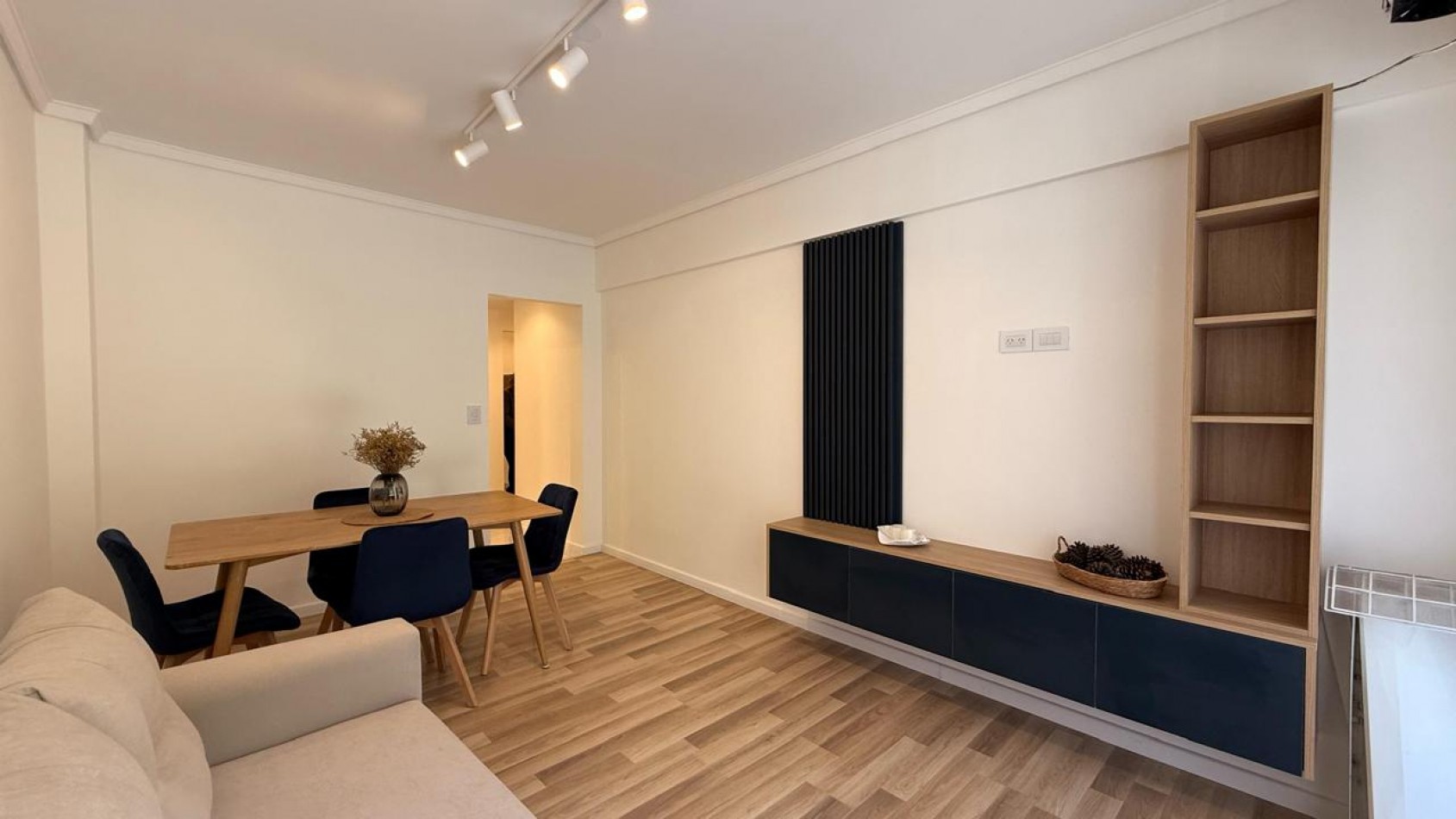 EN VENTA 2 AMBIENTES CON BALCON - PLAZA COLON-