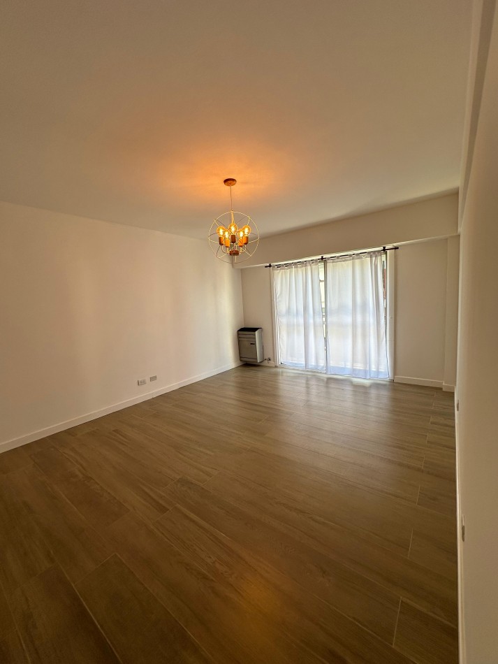 VENTA 3 AMBIENTES A LA CALLE CON BALCON - MACROCENTRO-