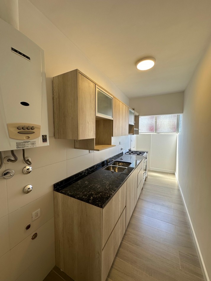 VENTA 3 AMBIENTES A LA CALLE CON BALCON - MACROCENTRO-