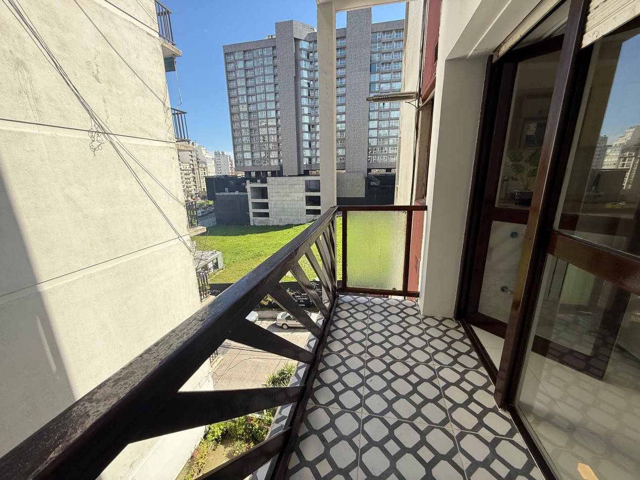 VENTA 3 AMBIENTES CON BALCON Y COCHERA- LA PERLA-