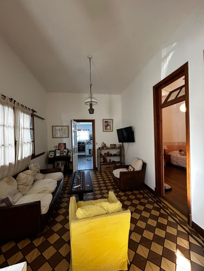 CASA 4 AMBIENTES EN DOS PLANTAS CON JARDIN - PARQUE LURO -