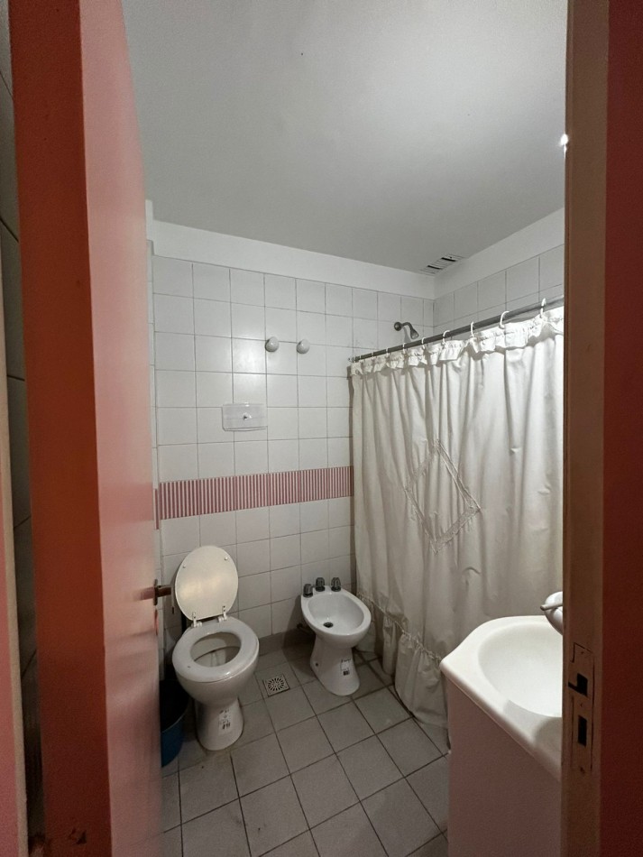 CASA 4 AMBIENTES EN DOS PLANTAS CON JARDIN - PARQUE LURO -