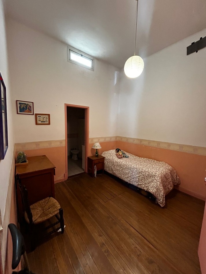 CASA 4 AMBIENTES EN DOS PLANTAS CON JARDIN - PARQUE LURO -