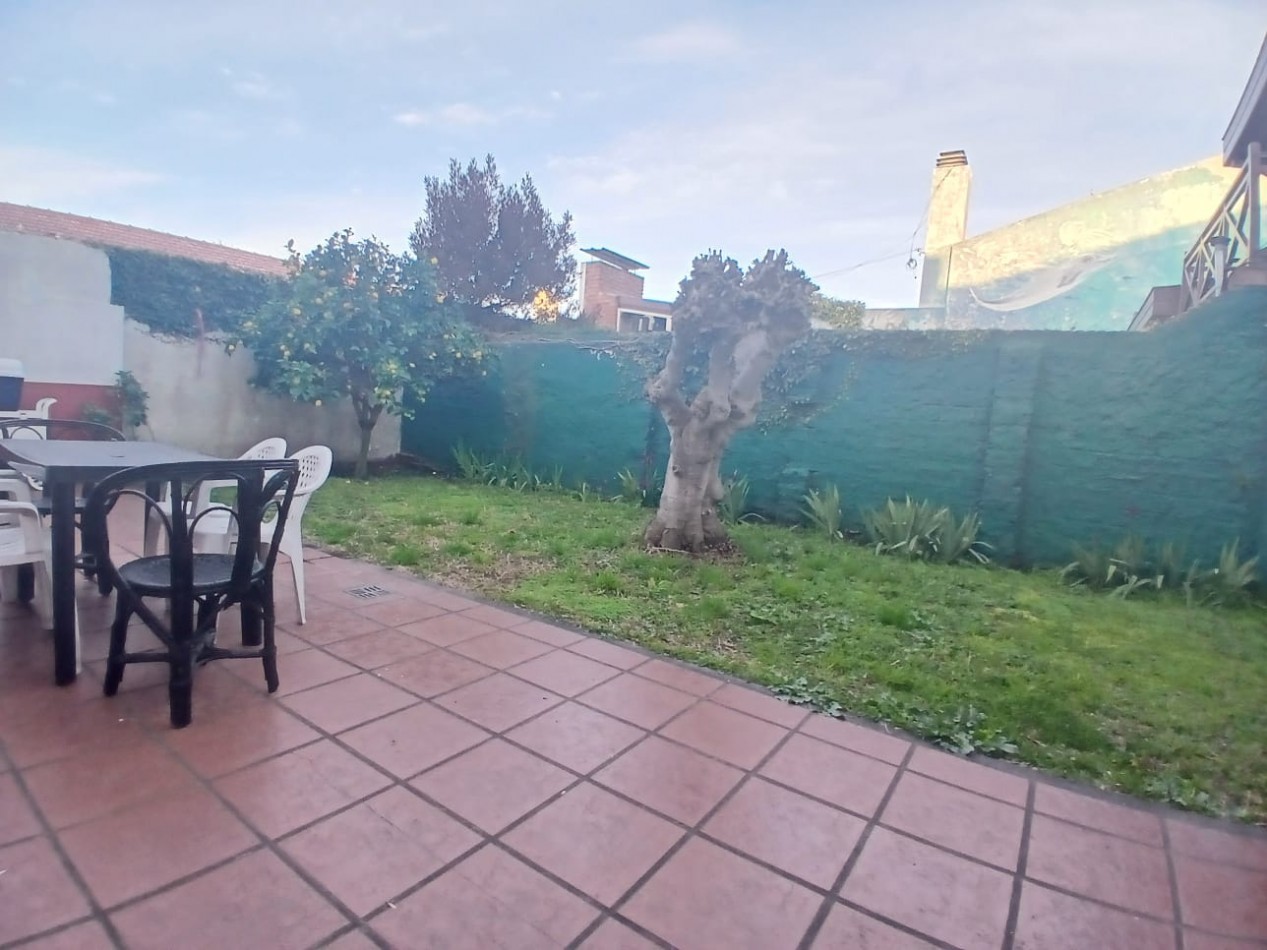 CASA 4 AMBIENTES EN DOS PLANTAS CON JARDIN - PARQUE LURO -