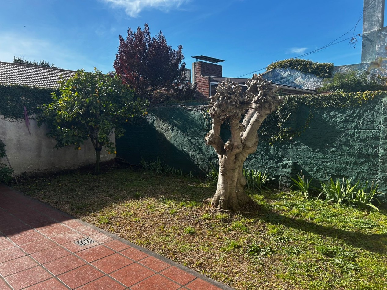 CASA 4 AMBIENTES EN DOS PLANTAS CON JARDIN - PARQUE LURO -