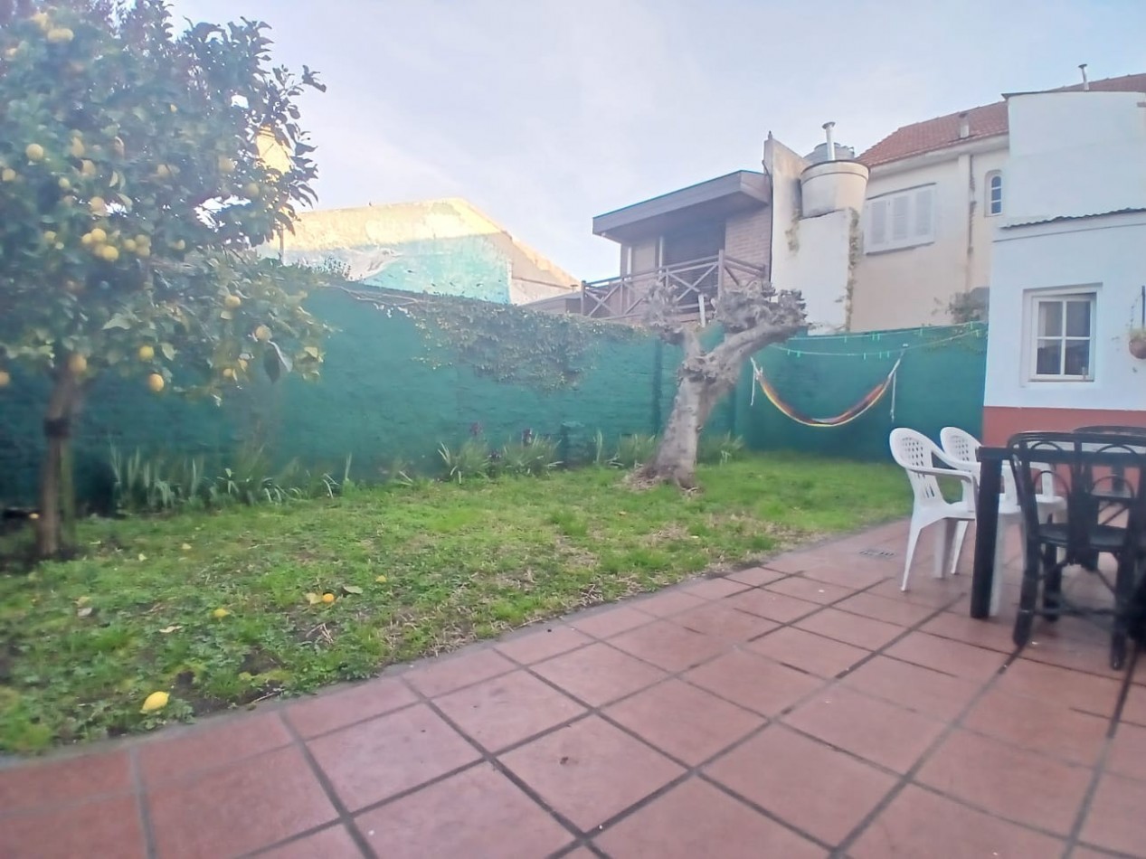 CASA 4 AMBIENTES EN DOS PLANTAS CON JARDIN - PARQUE LURO -