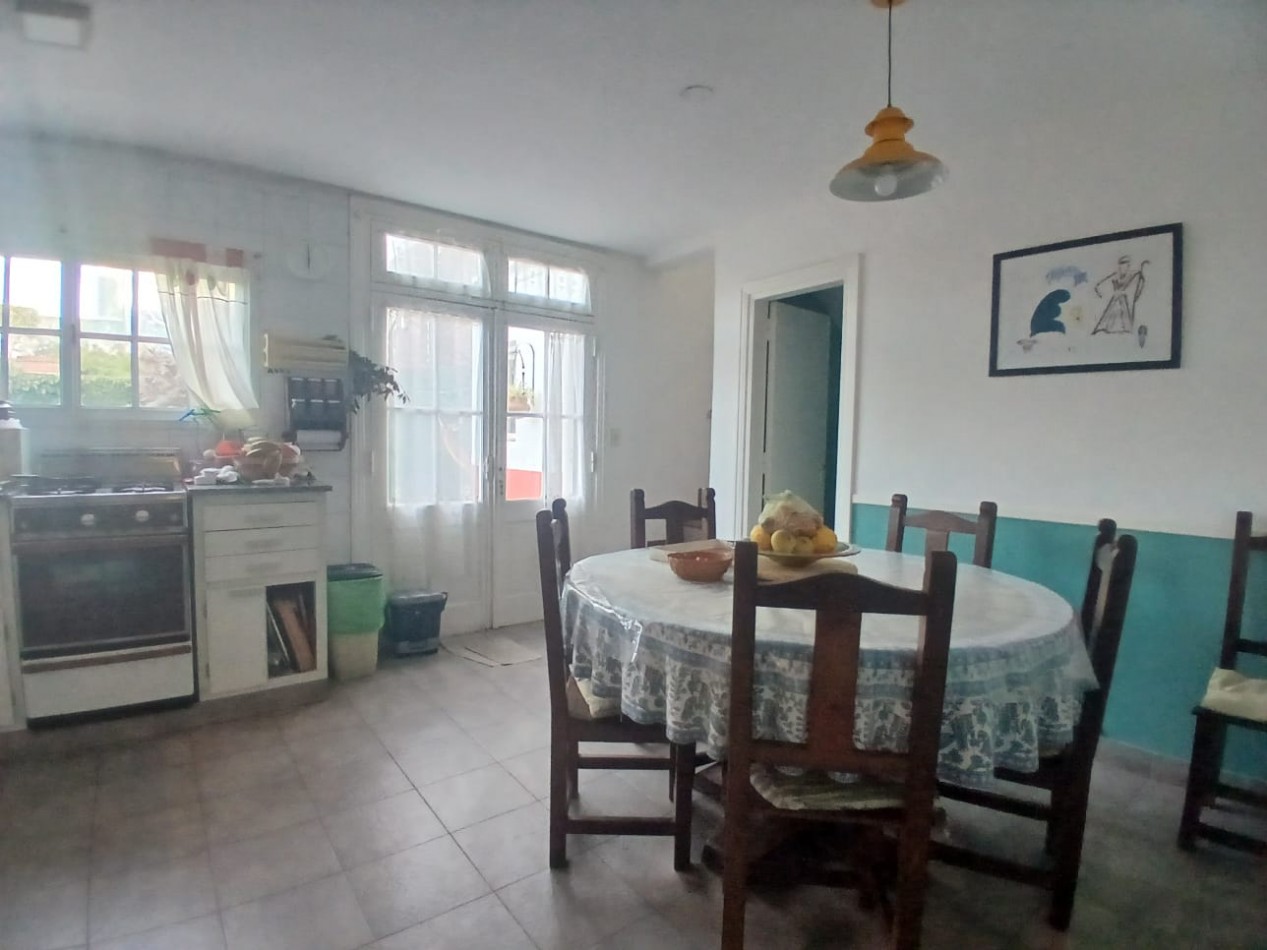 CASA 4 AMBIENTES EN DOS PLANTAS CON JARDIN - PARQUE LURO -