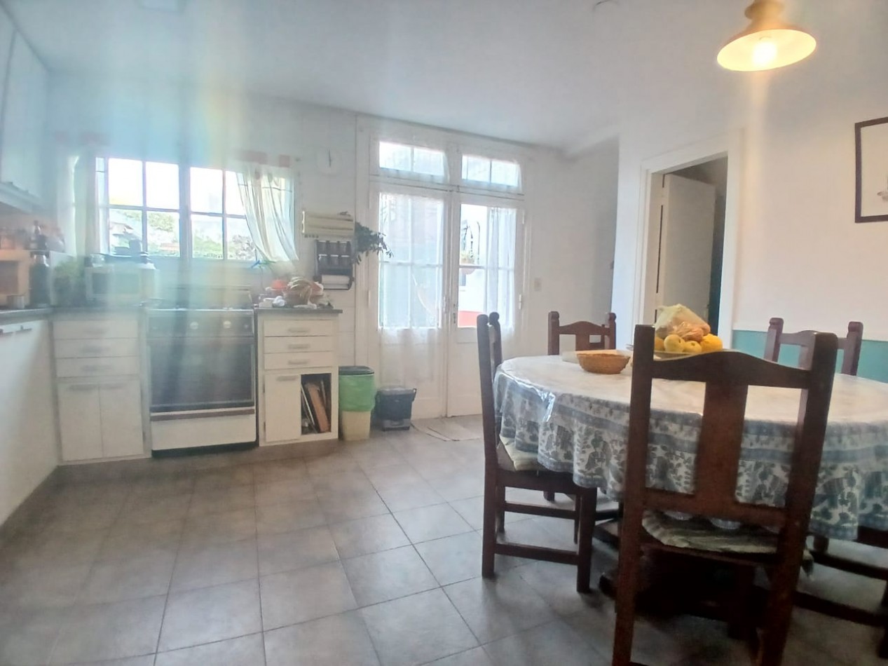 CASA 4 AMBIENTES EN DOS PLANTAS CON JARDIN - PARQUE LURO -