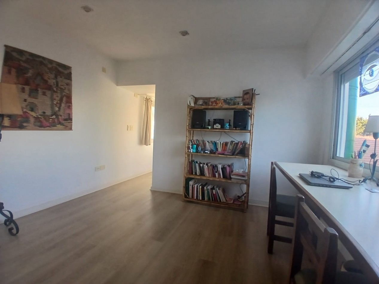 CASA 4 AMBIENTES EN DOS PLANTAS CON JARDIN - PARQUE LURO -