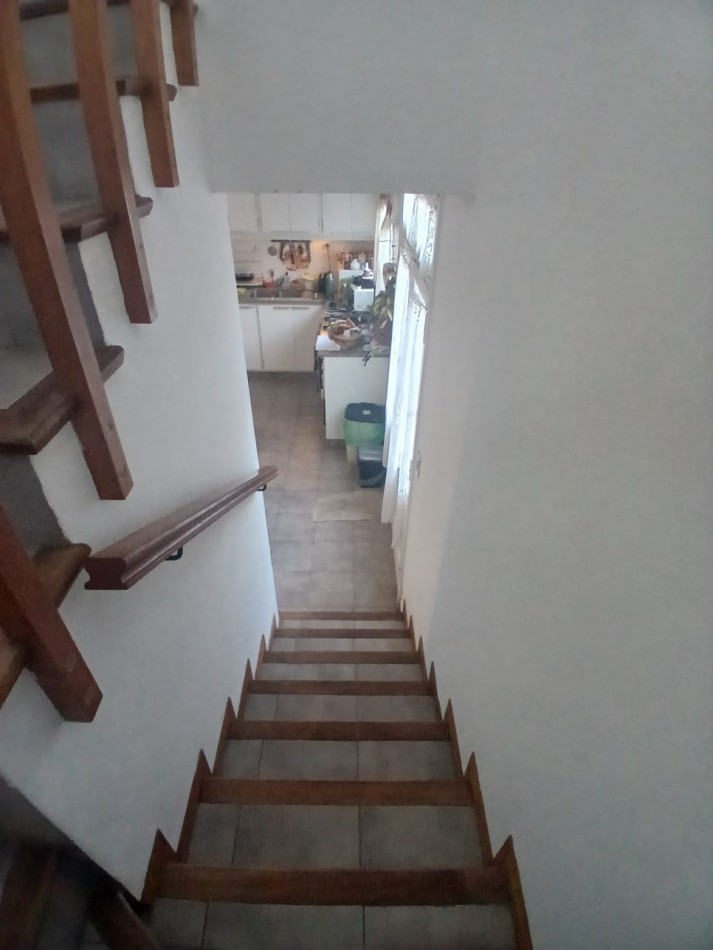 CASA 4 AMBIENTES EN DOS PLANTAS CON JARDIN - PARQUE LURO -