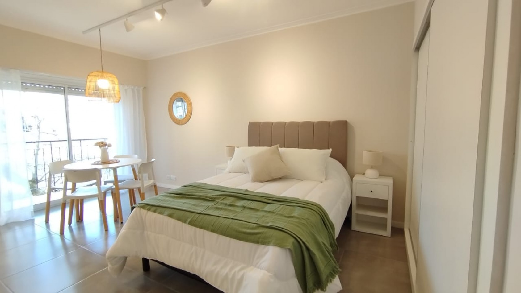 VENTA MONOAMBIENTE RECICLADO A LA CALLE CON BALCON - CENTRO-