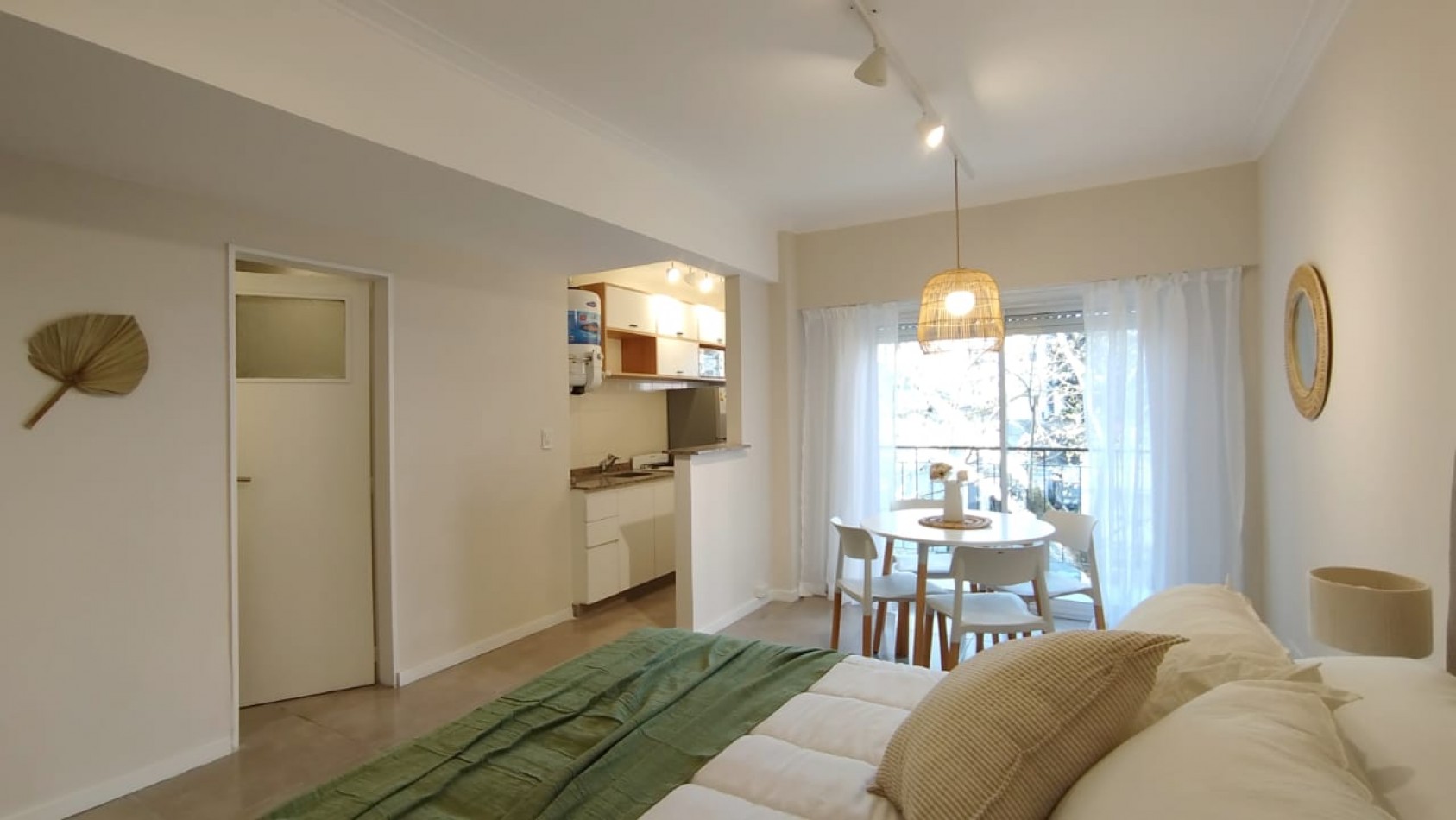 VENTA MONOAMBIENTE RECICLADO A LA CALLE CON BALCON - CENTRO-