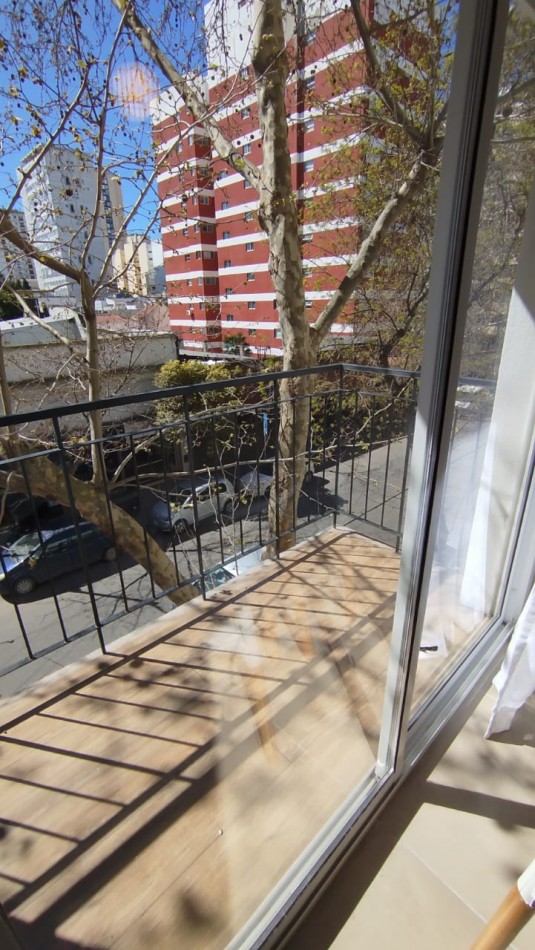 VENTA MONOAMBIENTE RECICLADO A LA CALLE CON BALCON - CENTRO-