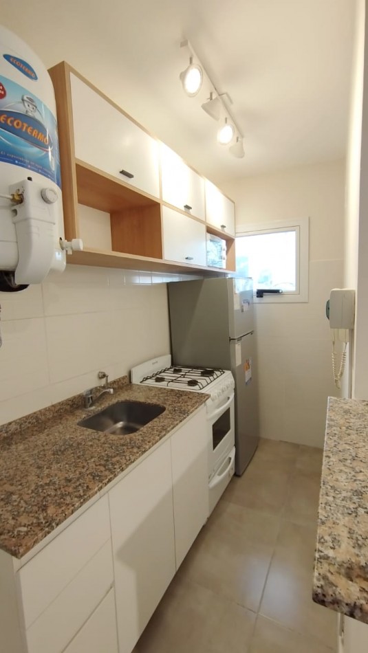 VENTA MONOAMBIENTE RECICLADO A LA CALLE CON BALCON - CENTRO-