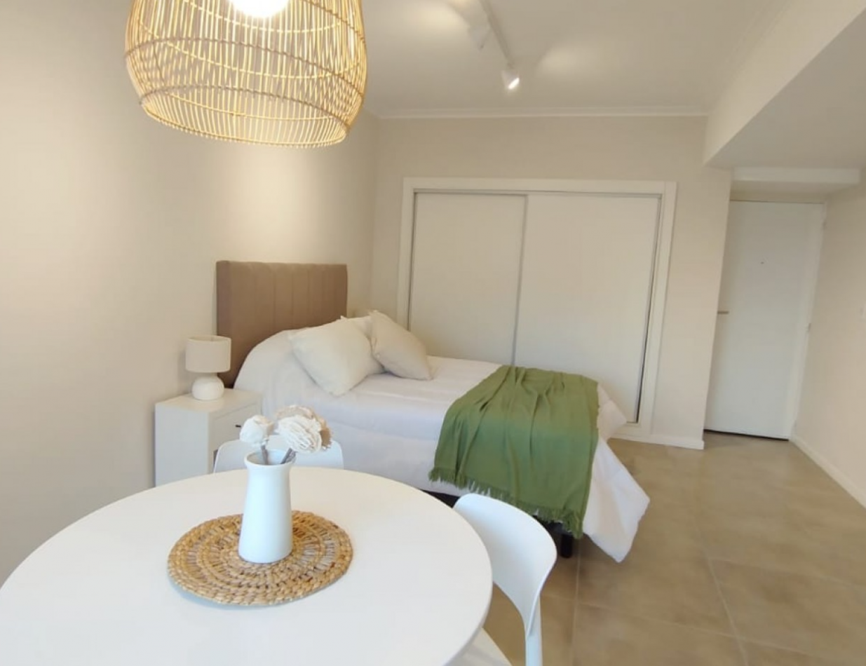 VENTA MONOAMBIENTE RECICLADO A LA CALLE CON BALCON - CENTRO-