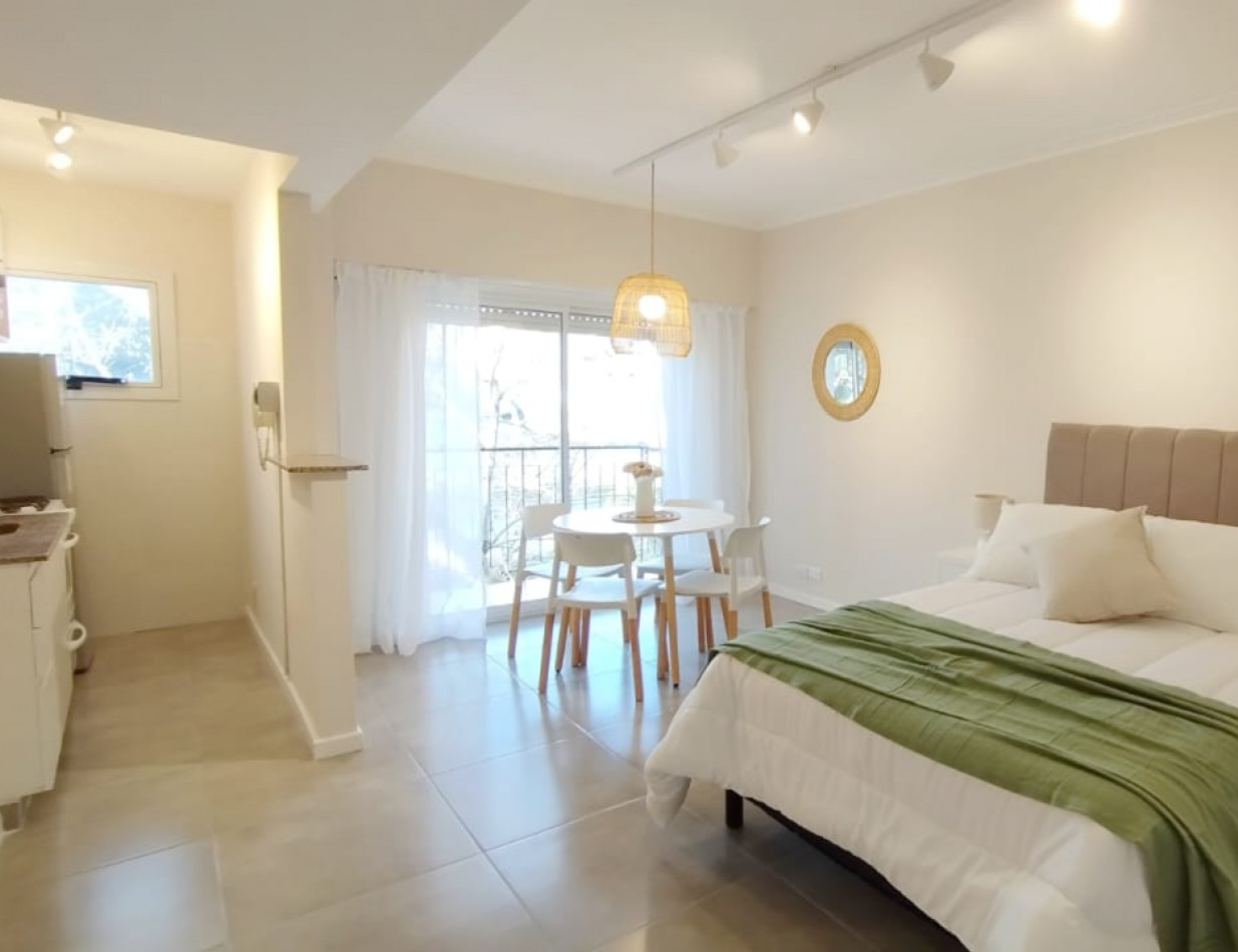 VENTA MONOAMBIENTE RECICLADO A LA CALLE CON BALCON - CENTRO-