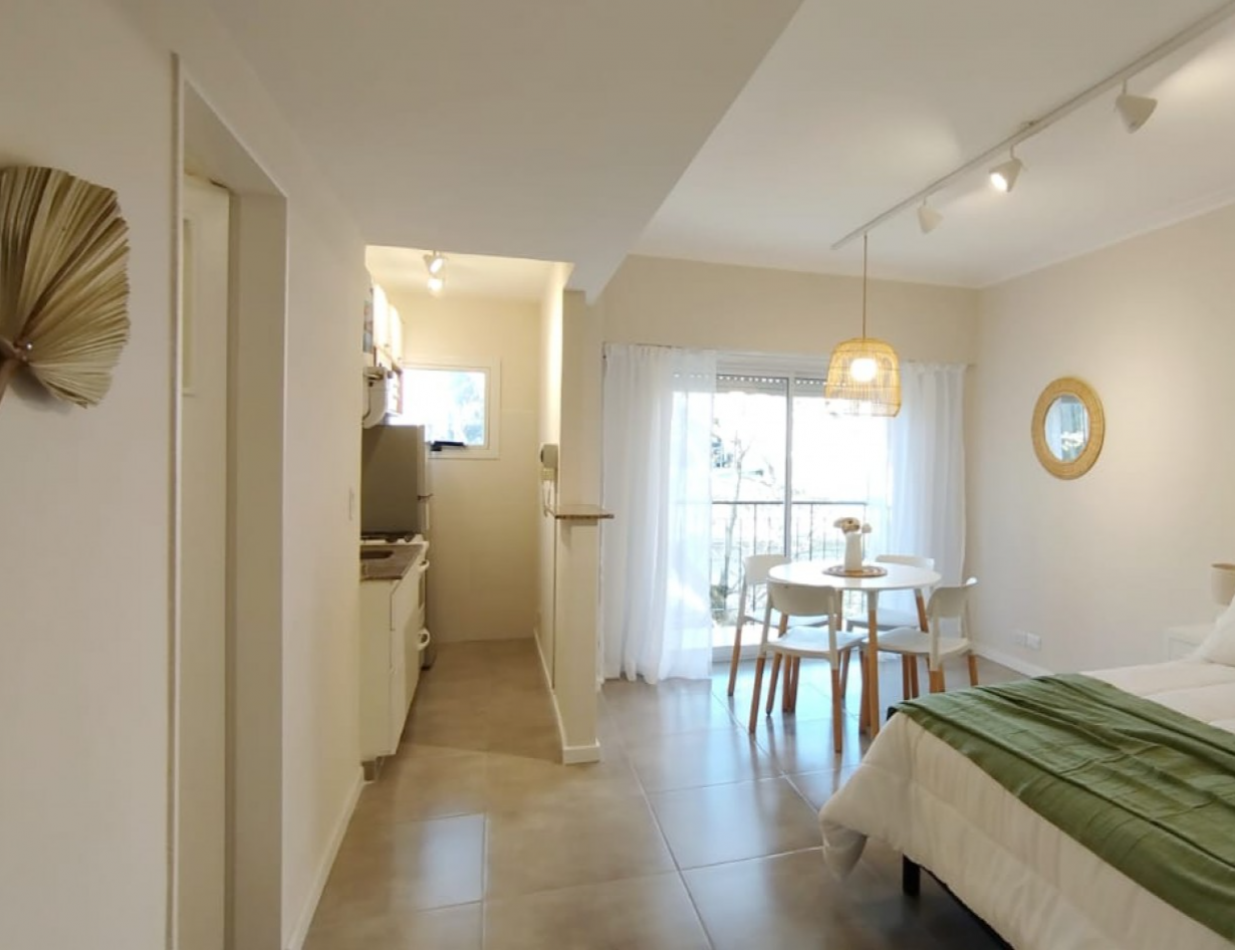 VENTA MONOAMBIENTE RECICLADO A LA CALLE CON BALCON - CENTRO-