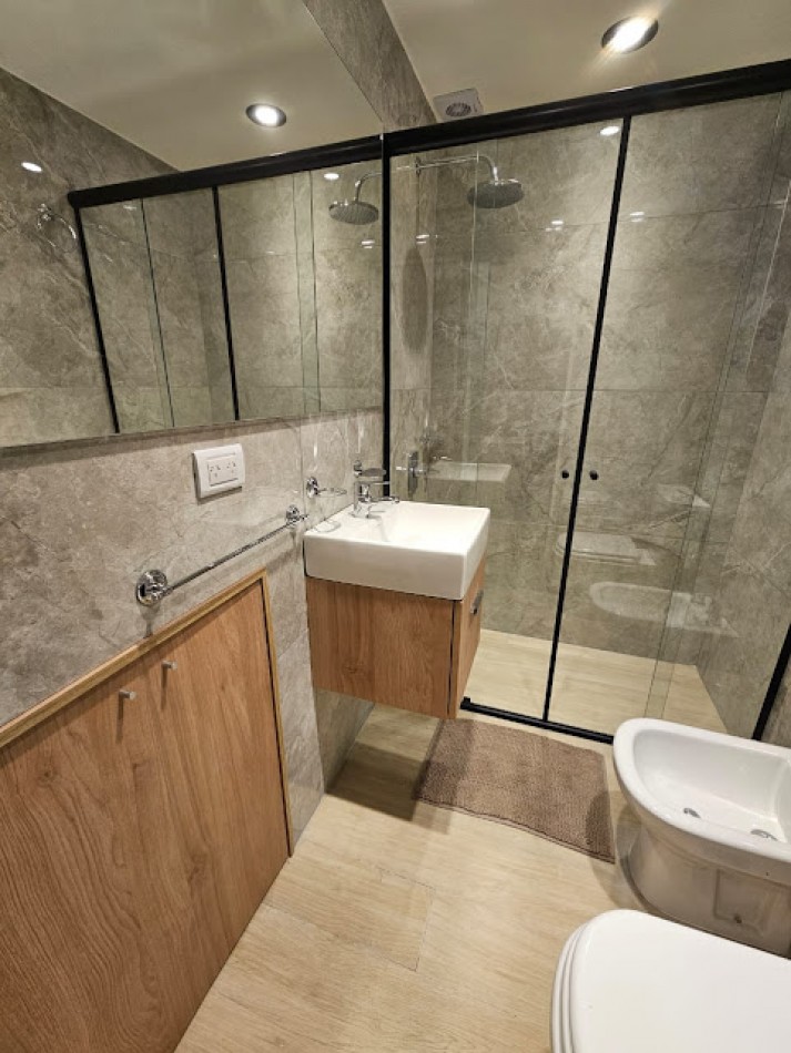 VENTA 2 AMBIENTES A LA CALLE CON BALCON TERRAZA - GUEMES -