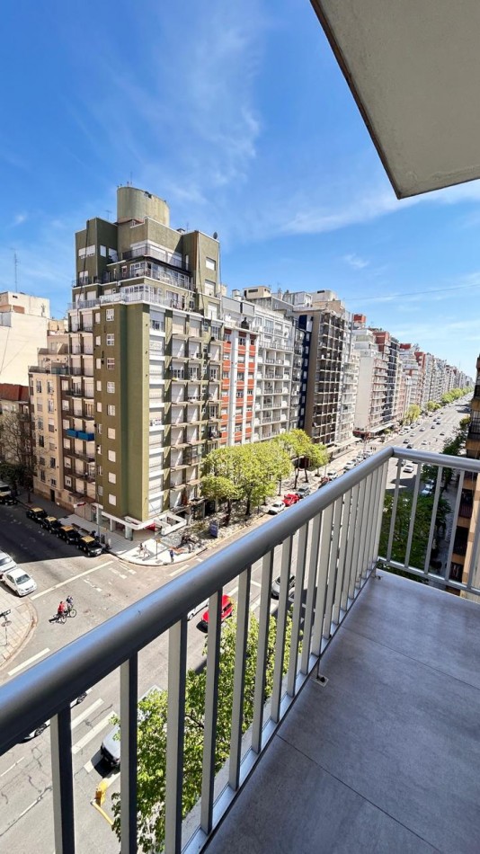 VENTA 3 AMBIENTES AL FRENTE CON BALCON - PLAZA COLON -