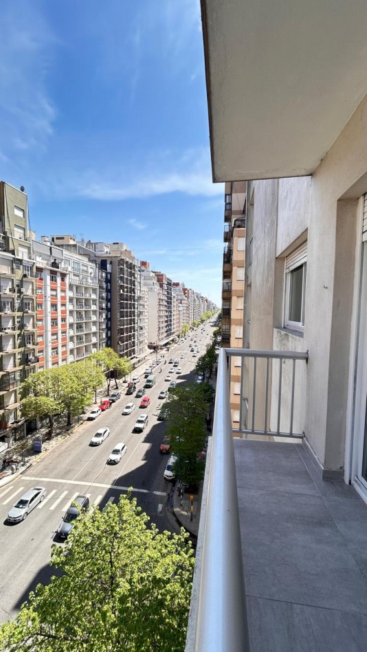 VENTA 3 AMBIENTES AL FRENTE CON BALCON - PLAZA COLON -