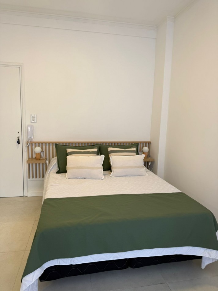 MONOAMBIENTE CON BALCON A LA CALLE - PLAZA COLON-